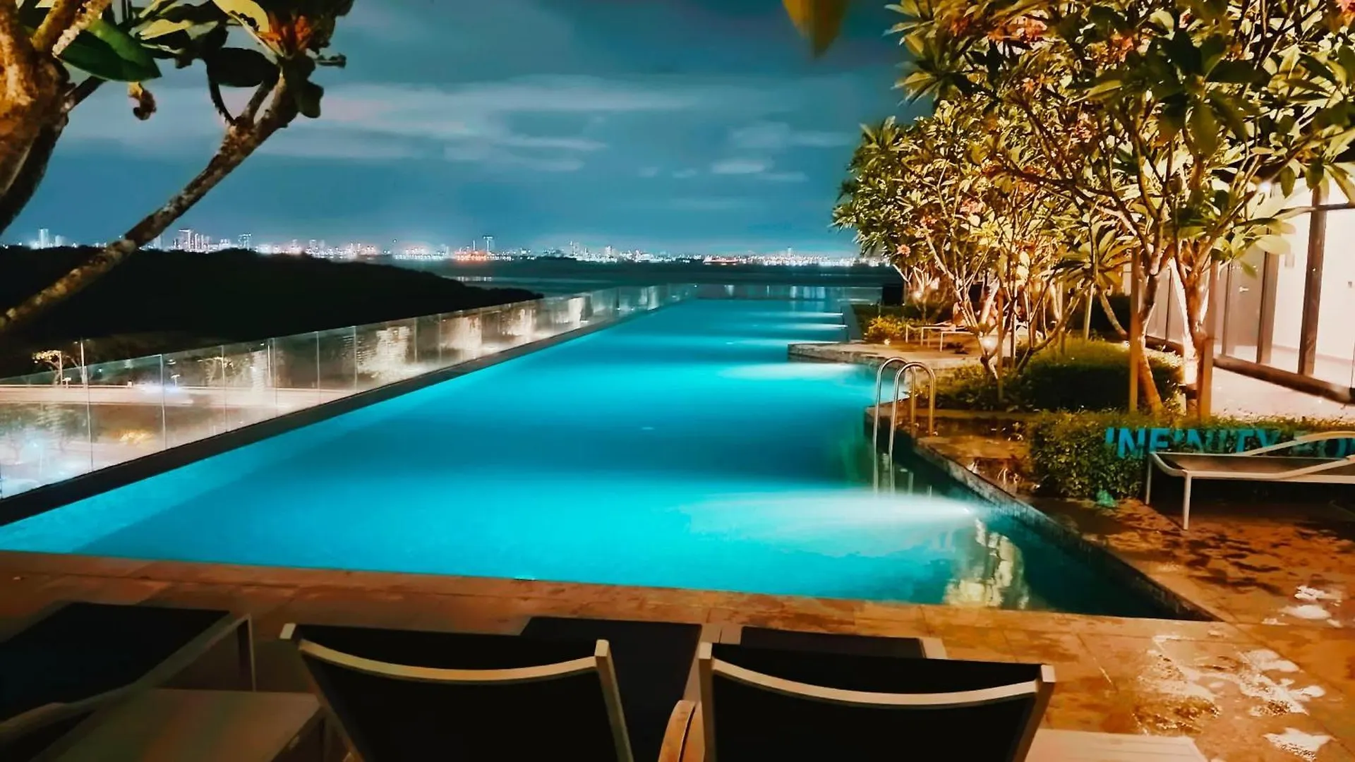 View Of Whole Georgetown Sea&City View 3Br-12Pax Jelutong Apartman